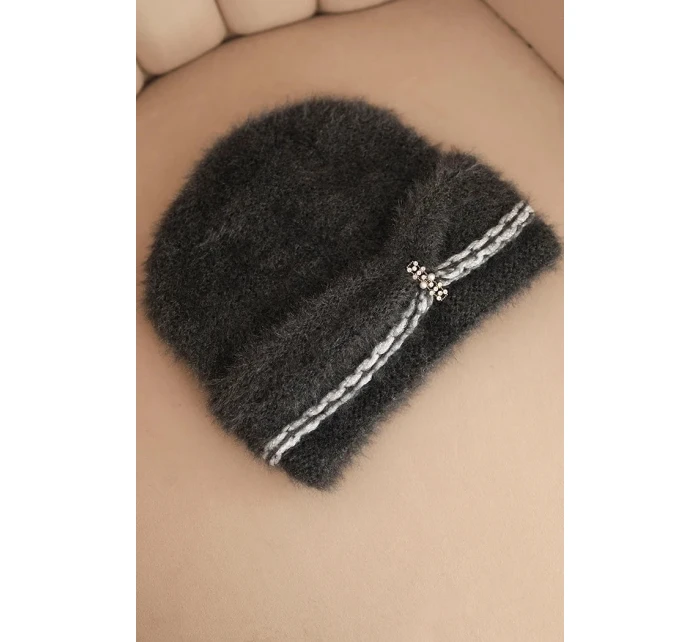 Dámská zimní čepice model 21441684 s perličkami a ozdobným vzorem grafitová - K-Fashion Dámská zimní čepice model 21441684 s perličkami a ozdobným vzorem grafitová - K-Fashion