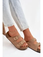 Dámské pantofle na korkové platformě se zlatými sponami tmavě béžové model 21919279 - EVENTO Dámské pantofle na korkové platformě se zlatými sponami tmavě béžové model 21919279 - EVENTO