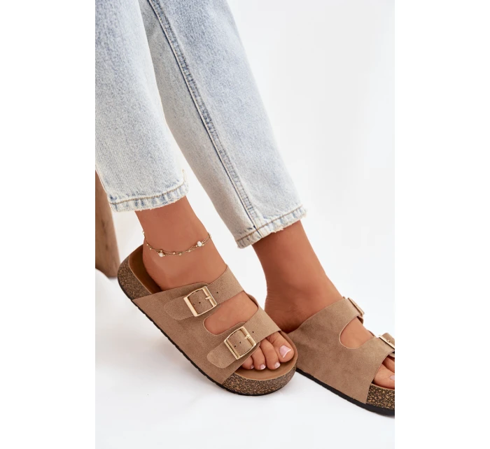 Dámské pantofle na korkové platformě se zlatými sponami tmavě béžové model 21919279 - EVENTO Dámské pantofle na korkové platformě se zlatými sponami tmavě béžové model 21919279 - EVENTO