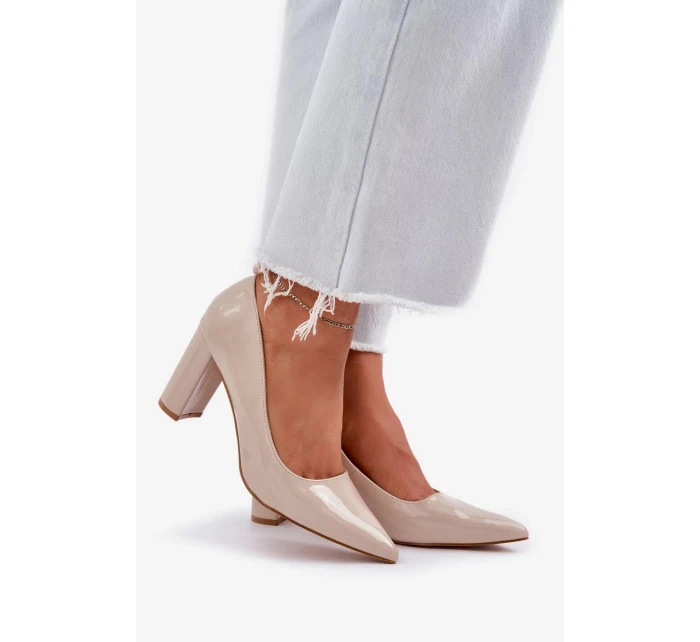 Lakované dámské lodičky na širokém podpatku Kilanne – béžové Lakované dámské lodičky na širokém podpatku Kilanne – béžové
