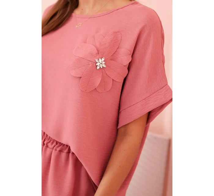 Dámský komplet z viskózy s ozdobným květem a širokými kalhotami - tmavě růžový