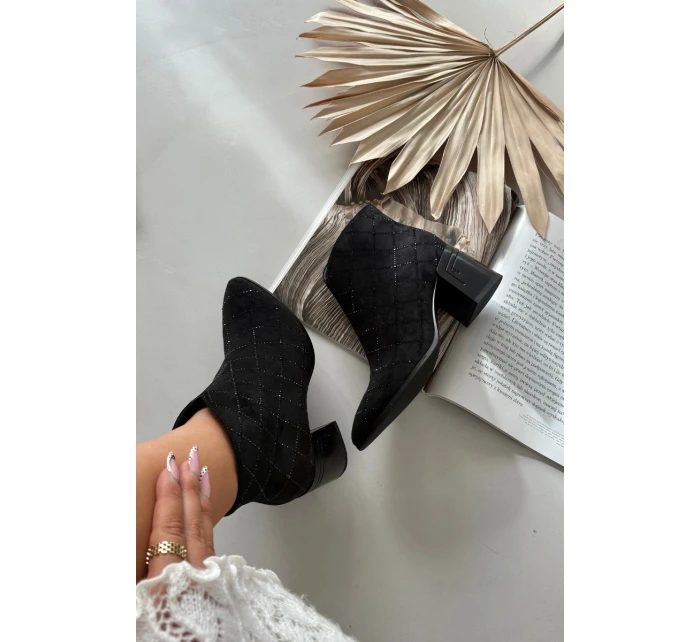 Dámské boty na sloupkovém podpatku se zdobením D&A – černé Dámské boty na sloupkovém podpatku se zdobením D&A – černé