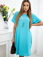 Šaty s kapsami a přívěskem tyrkys