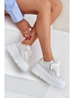 Kožené sneakersy na platformě model 21683567 stříbrné - CheBello