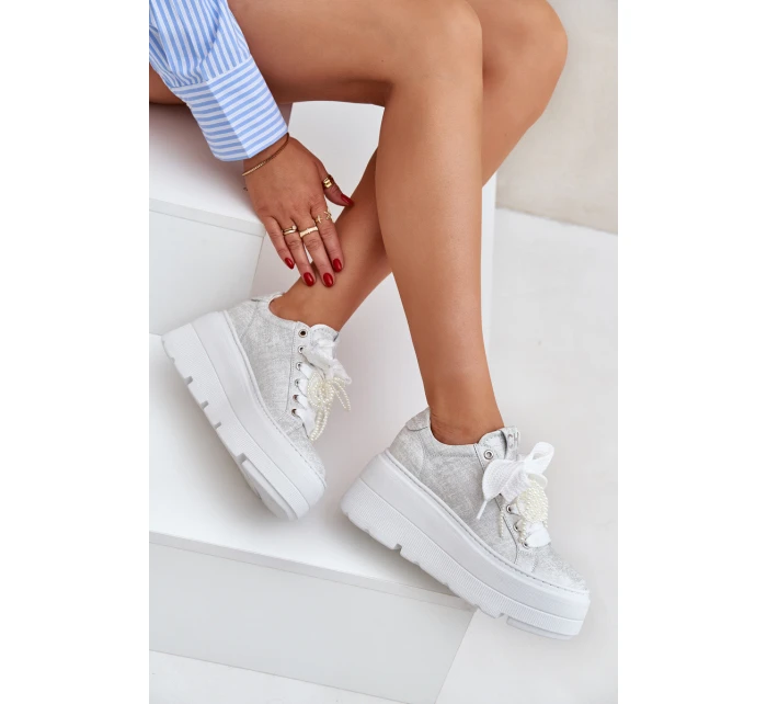 Kožené sneakersy na platformě model 21683567 stříbrné - CheBello