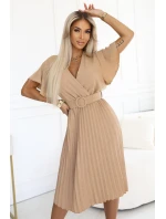 Plisované midi šaty s obálkovým výstřihem a širokým páskem model 21210352 - numoco basic Plisované midi šaty s obálkovým výstřihem a širokým páskem model 21210352 - numoco basic