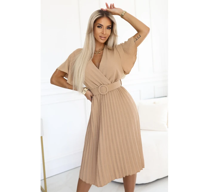 Plisované midi šaty s obálkovým výstřihem a širokým páskem model 21210352 - numoco basic Plisované midi šaty s obálkovým výstřihem a širokým páskem model 21210352 - numoco basic
