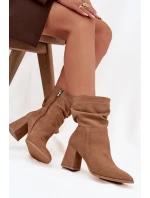 Dámské zateplené kotníkové boty z přírodního semiše na sloupkovém podpatku – béžové Dámské zateplené kotníkové boty z přírodního semiše na sloupkovém podpatku – béžové