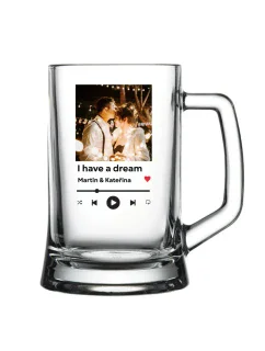 Pivní sklenice s vlastním odkazem na oblíbenou písničku