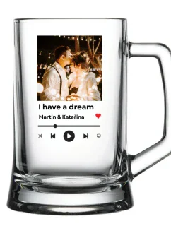Pivní sklenice s vlastním odkazem na oblíbenou písničku
