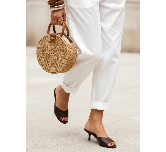 Dámské hnědé kožené žabky Dstreet model 21996252 - FashionStreet