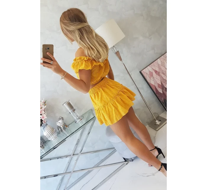 Vyšívaná souprava s hořčicovou halenkou s puntíky