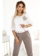 Pohodlná halenka s květinovou aplikací na  ECRU model 21729080 - numoco basic