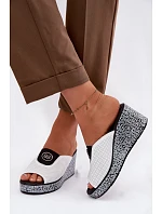 Kožené nazouváky na platformě s ozdobou model 22100370 Bílé - S.Barski