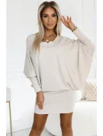 Béžové teplé dámské netopýří šaty s výstřihem model 20614722 - numoco Béžové teplé dámské netopýří šaty s výstřihem model 20614722 - numoco