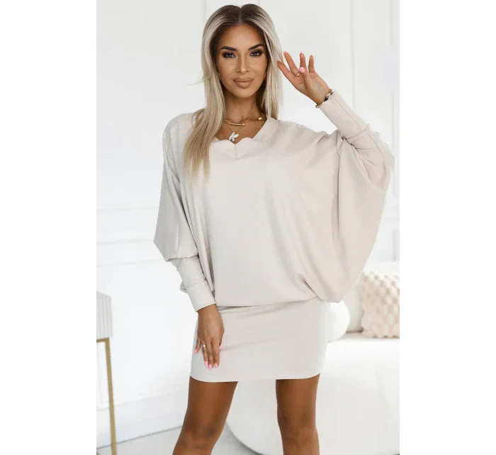 Béžové teplé dámské netopýří šaty s výstřihem model 20614722 - numoco Béžové teplé dámské netopýří šaty s výstřihem model 20614722 - numoco