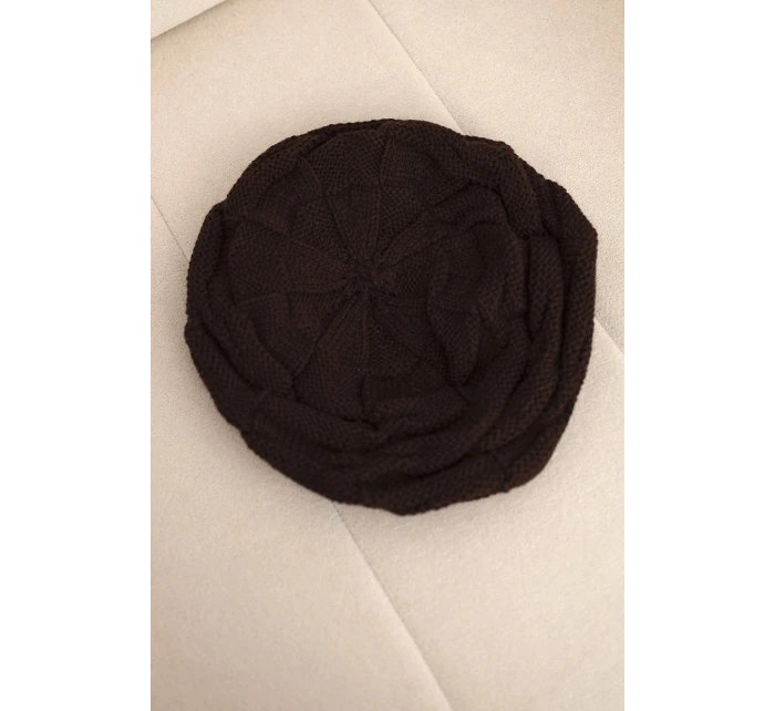 Dámská zimní čepice z vlny s ozdobným pletením a hnědá model 21878089 - K-Fashion Dámská zimní čepice z vlny s ozdobným pletením a hnědá model 21878089 - K-Fashion