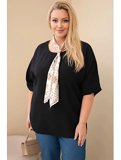 Dámská viskózová halenka Plus size s krátkým rukávem a ozdobným šátkem černá