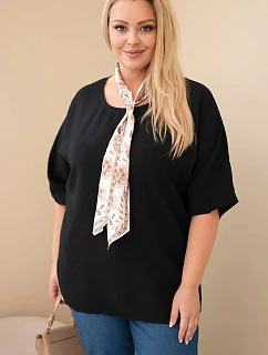 Dámská viskózová halenka Plus size s krátkým rukávem a ozdobným šátkem černá