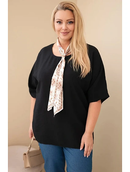 Dámská viskózová halenka Plus size s krátkým rukávem a ozdobným šátkem černá