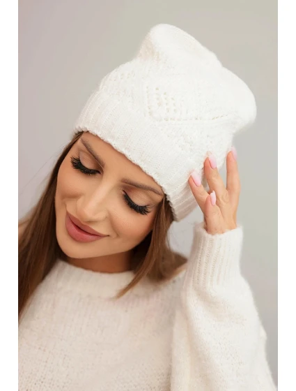 Dámská zimní čepice z vlny a s geometrickým vzorem model 21753187 ecru - K-Fashion