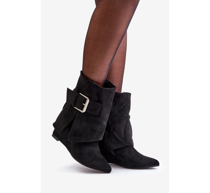 Boty Na Klínu S Ohnutým Závěsem A Přezkou Eko Semišové Černé Vortinia Boty Na Klínu S Ohnutým Závěsem A Přezkou Eko Semišové Černé Vortinia