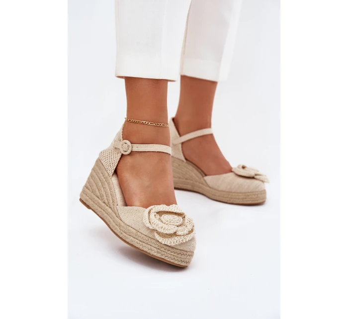 Dámské Sandály Na Klínu S Pletením A Háčkovanou Květinou Béžové Ismilea Dámské Sandály Na Klínu S Pletením A Háčkovanou Květinou Béžové Ismilea