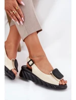 Dámské lakované kožené sandály na klínku s ozdobou - béžové Artiker Dámské lakované kožené sandály na klínku s ozdobou - béžové Artiker