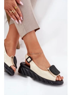 Dámské lakované kožené sandály na klínku s ozdobou - béžové Artiker