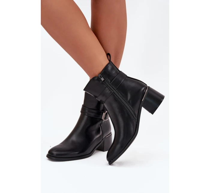 Dámské kotníkové boty Sylira na sloupku s páskem a přezkou – černé Dámské kotníkové boty Sylira na sloupku s páskem a přezkou – černé