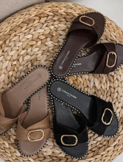 Dámské pantofle na ploché podrážce se zlatou sponou čokoládové model 21943479 - Boto