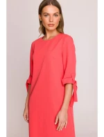 S393 Šaty áčkového střihu s vázacími rukávy - korálová barva S393 Šaty áčkového střihu s vázacími rukávy - korálová barva