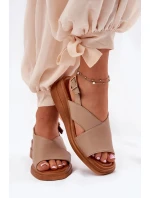 Dámské sandály na klínu z eko kůže – béžové Quilara