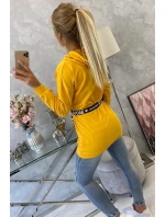 Šaty zdobené stuhou a nápisy v hořčicové barvě Šaty zdobené stuhou a nápisy v hořčicové barvě