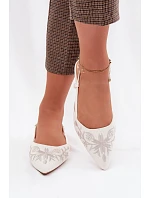 Dámské sandály s výšivkou na ploché bílé model 22039773 - Boto