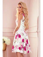 Rozšířené dámské šaty se vzorem růží a s výstřihem ve tvaru srdce 114-16 Rozšířené dámské šaty se vzorem růží a s výstřihem ve tvaru srdce 114-16