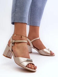 Dámské sandály z ekokože na podpatku s ozdobami zlaté model 21658156 - VINCEZA