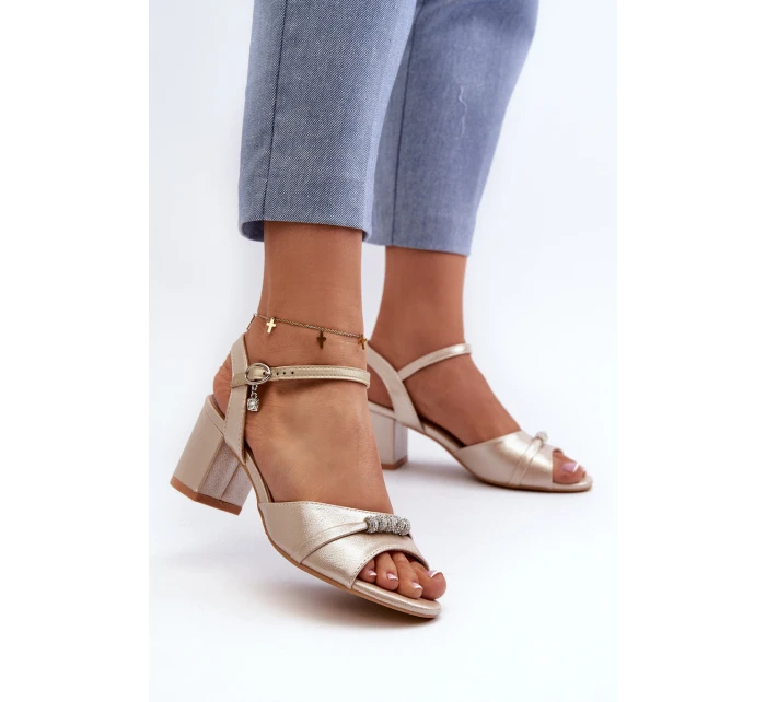 Dámské sandály z ekokože na podpatku s ozdobami zlaté model 21658156 - VINCEZA
