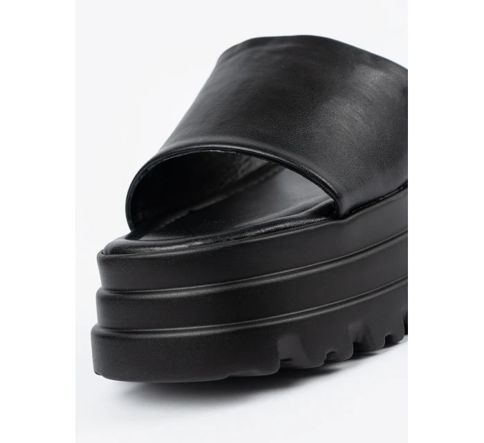 Designové dámské  nazouváky černé platforma