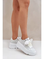 Kožené sneakersy na platformě model 21683567 stříbrné - CheBello