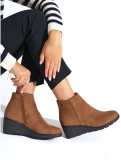 Trendy hnědé dámské kotníčkové boty na klínku