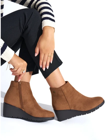Trendy hnědé dámské kotníčkové boty na klínku Trendy hnědé dámské kotníčkové boty na klínku