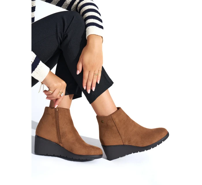 Trendy hnědé dámské kotníčkové boty na klínku Trendy hnědé dámské kotníčkové boty na klínku