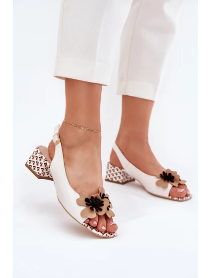 Kožené dámské sandály na klínku s ozdobným květem model 21703147 bílé - Laura Messi