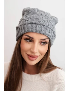 Dámská zimní čepice s vlnou a ozdobným pletením s perličkami model 21783051 tmavě šedá - K-Fashion
