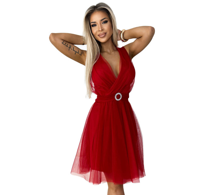 OLGA - Červené dámské tylové šaty s výstřihem a ozdobnou přezkou 525-3