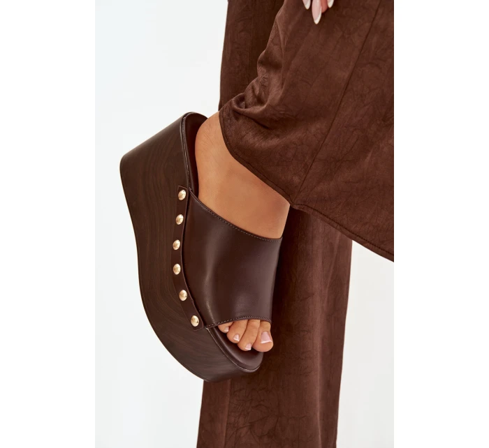 Dámské nazouváky na platformě s nýty čokoládové Mareline Dámské nazouváky na platformě s nýty čokoládové Mareline