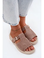 Semišové dámské pantofle na platformě se zlatou přezkou tmavě béžové Zemela