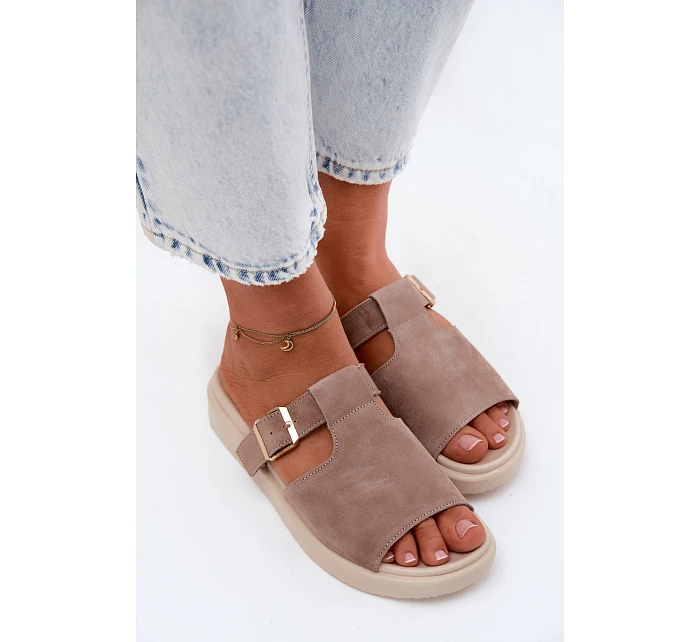 Semišové dámské pantofle na platformě se zlatou přezkou tmavě béžové Zemela