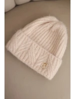 Dámská zimní čepice z huňaté pleteniny a s knoflíkem pudrově růžová model 21441814 - K-Fashion Dámská zimní čepice z huňaté pleteniny a s knoflíkem pudrově růžová model 21441814 - K-Fashion